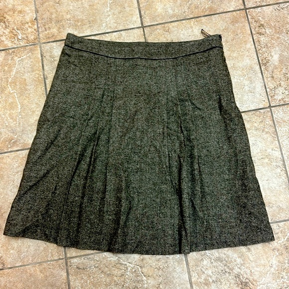 Banana Republic brown tan wool business casual fit flare pleated skirt 12 - Picture 1 of 6